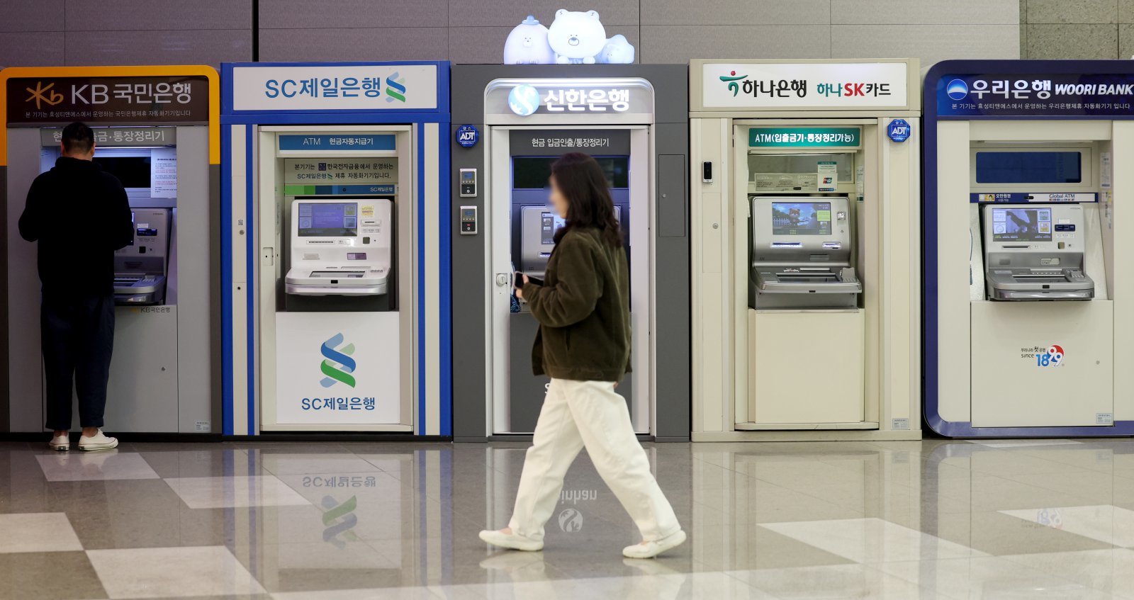 지난달 5대 시중은행의 가계대출이 1조8000억원 가량 증가한 것으로 나타났다. 가계대출 폭증세는 한풀 꺾였지만, 토지거래허가구역(토허제) 해제 기간 동안 주택 거래가 급증한 만큼 4월 가계대출이 다시 고개들 것이라는 우려가 나오고 있다. 2일 KB국민, 신한, 하나, 우리, NH농협은행 등 5대 시중은행의 가계대출 잔액은 지난달 말 기준 738조5511억원으로 전월 대비 1조7992억원 늘어났다. 사진은 2일 시중은행 ATM기. 2025.04.02 [서울=뉴시스]