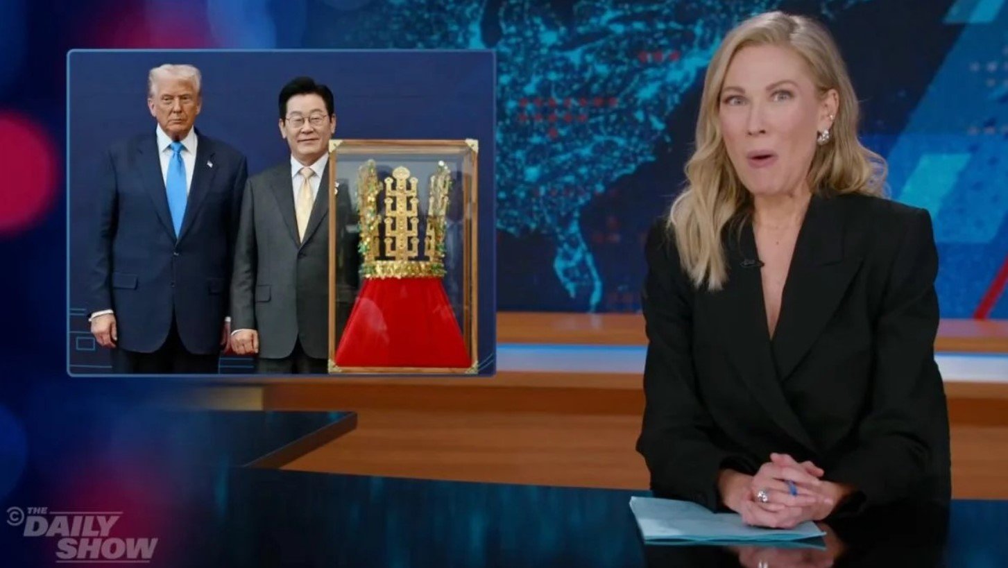 신라 금관 선물을 다루는 ‘데일리 쇼’의 데시 리딕.