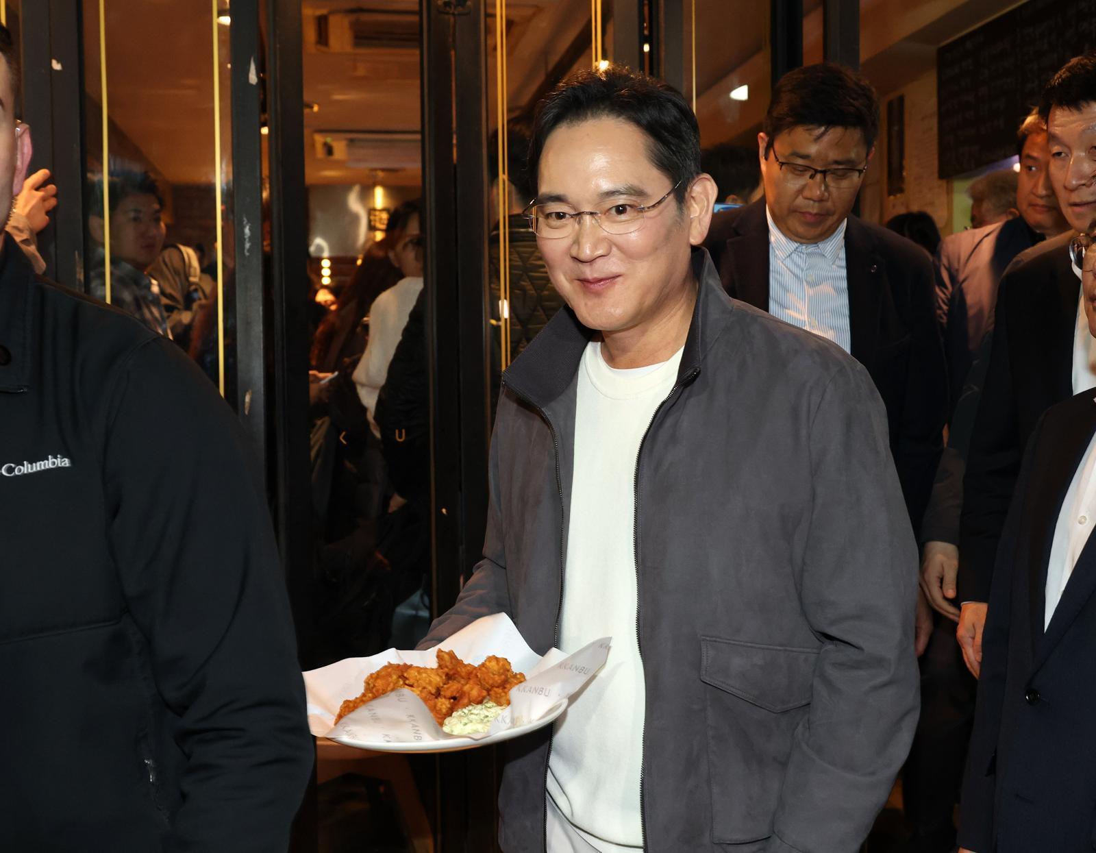 이재용 삼성전자 회장이가 30일 서울 강남구 깐부치킨 삼성점에서 젠슨황 엔비디아 최고경영자와 ‘치맥’ 회동 중 시민들에게 치킨을 나눠주고 있다. 2025.10.30 사진공동취재단