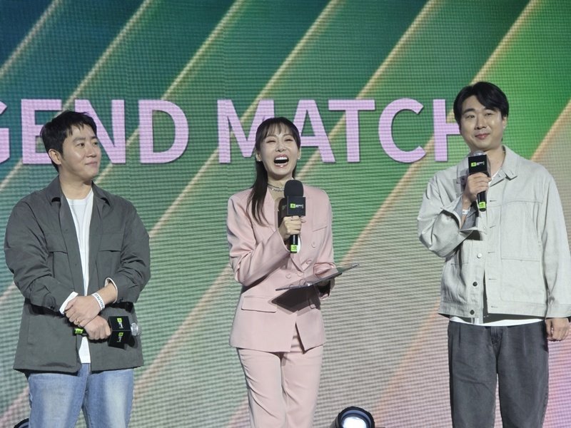 좋은 경기를 보여준 홍진호(왼쪽)와 이윤열(오른쪽) 그리고 정소림 캐스터(가운데) (사진=게임동아)