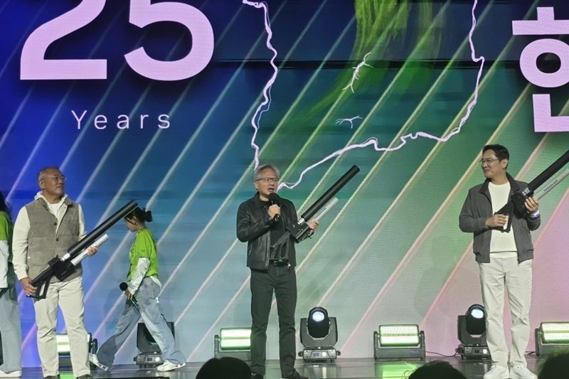 이벤트도 함께한 정의선 현대차 회장(왼쪽), 젠슨 황 엔비디아 CEO(가운데), 이재용 삼성전자 회장(오른쪽)(사진=게임동아)