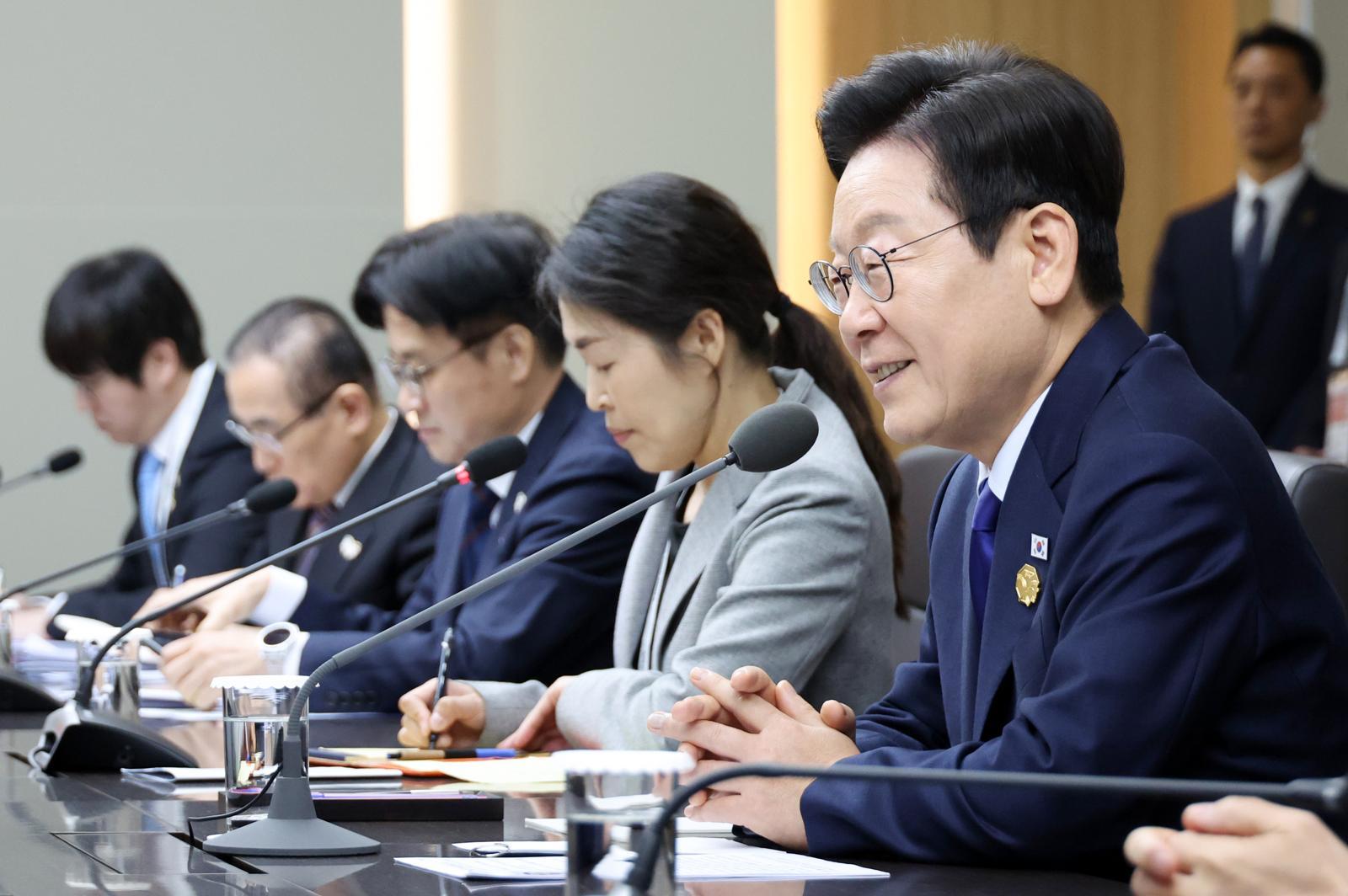 이재명 대통령이 31일 APEC 정상회의 장소인 경북 경주화백컨벤션센터(HICO)에서 칼리드 빈 모하메드 알 나흐얀 UAE 아부다비 왕세자가와 면담을 하고 있다. (대통령실통신사진기자단) 2025.10.31. 뉴시스