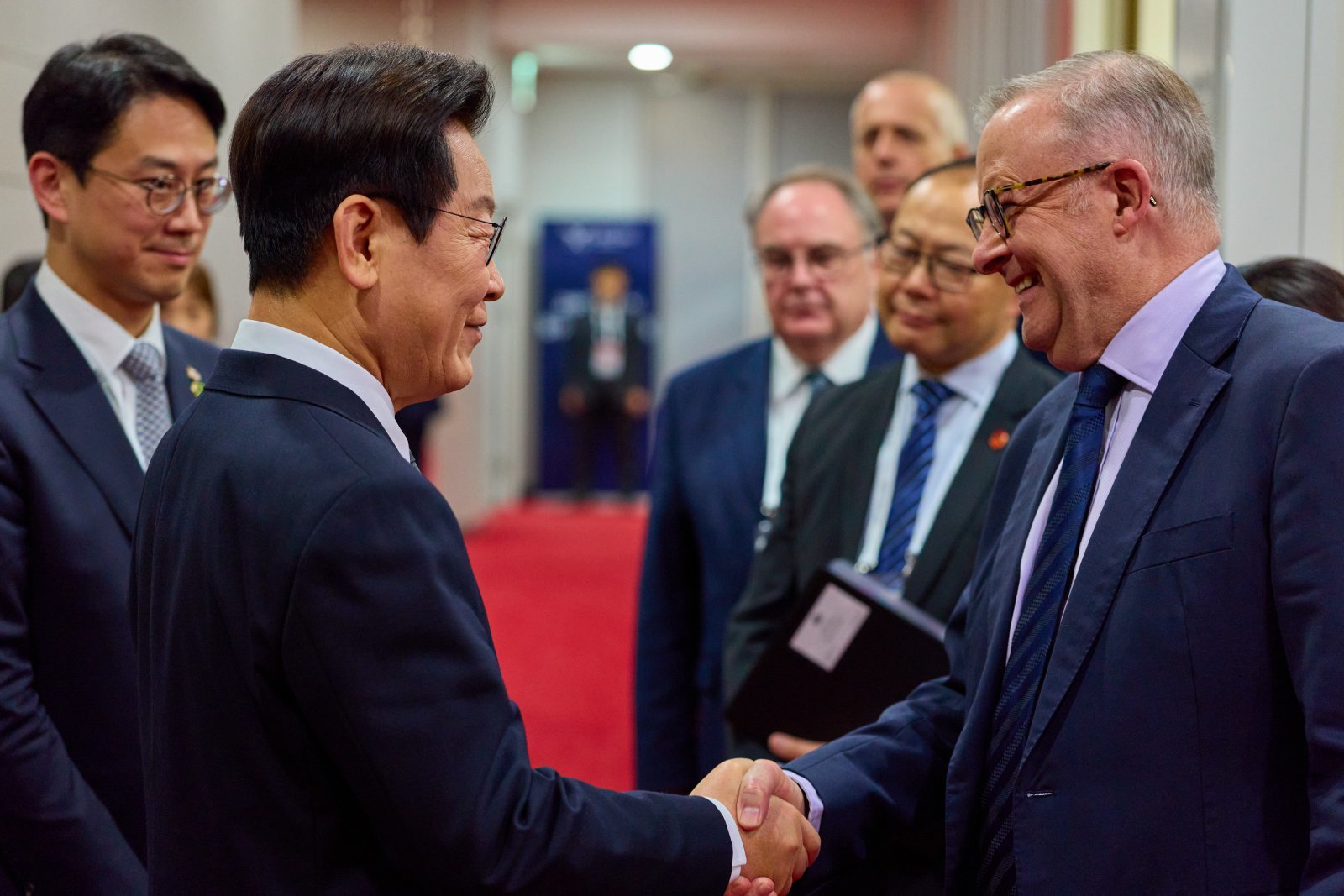이재명 대통령과 앤소니 알바니지 호주 총리가 지난 30일 경북 경주 APEC 정상회의장에서 열린 한-호주 정상회담에 앞서 악수하고 있다. (대통령실 제공) 2025.10.30/뉴스1