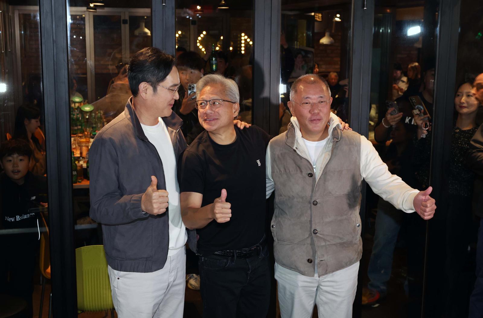 이재용(왼쪽부터) 삼성전자 회장, 젠슨 황 엔비디아 최고경영자(CEO), 정의선 현대차그룹 회장이 30일 서울 강남구 삼성동의 한 치킨집에서 회동을 마친 뒤 기념촬영을 하고 있다. (공동취재) 2025.10.30/뉴스1 ⓒ News1