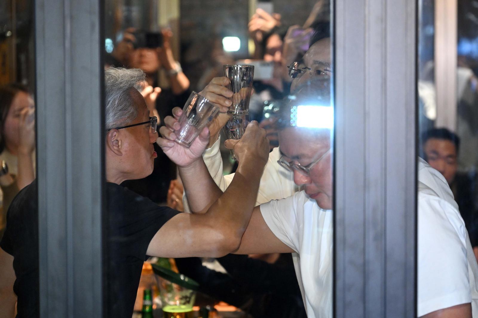 젠슨 황 엔비디아 최고경영자(CEO)가 30일 오후 서울 강남구 삼성역 인근 깐부치킨 매장에서 이재용 삼성그룹 회장, 정의선 현대차그룹 회장과 치킨 회동을 하고 있다. (공동취재) 2025.10.30/뉴스1 ⓒ News1