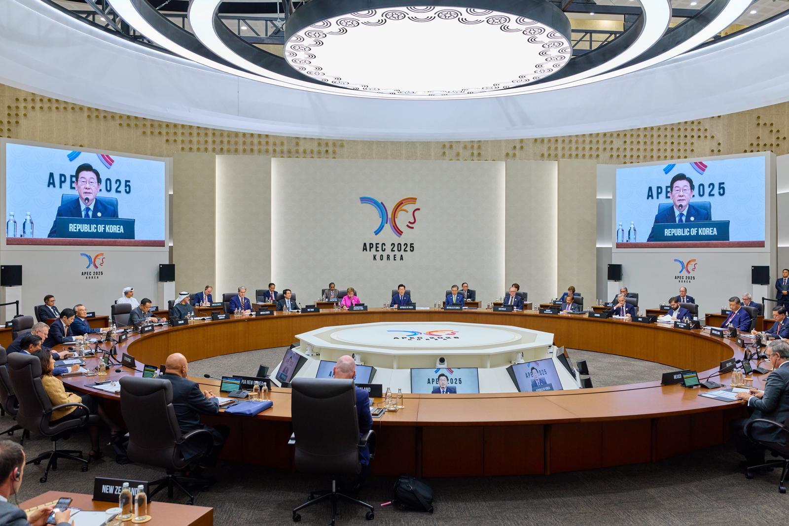 이재명 대통령이 31일 경북 경주 화백컨벤션센터(HICO)에서 열린 2025 아시아태평양경제협력체(APEC) 정상회의 제1세션에서 개회사를 하고 있다. (대통령실 제공) 2025.10.31/뉴스1