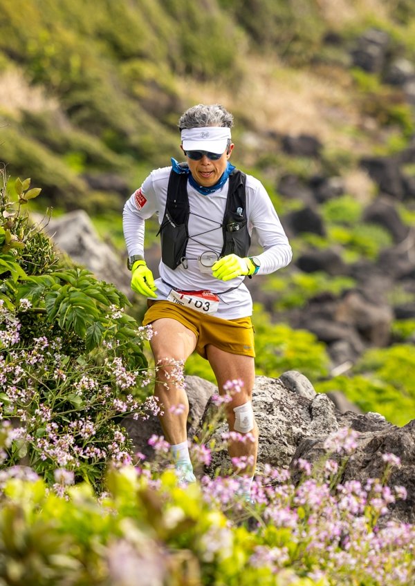 최창휴 교수가 한 트레일러닝대회에서 꽃이 핀 산을 오르고 있다. 최창휴 교수 제공.