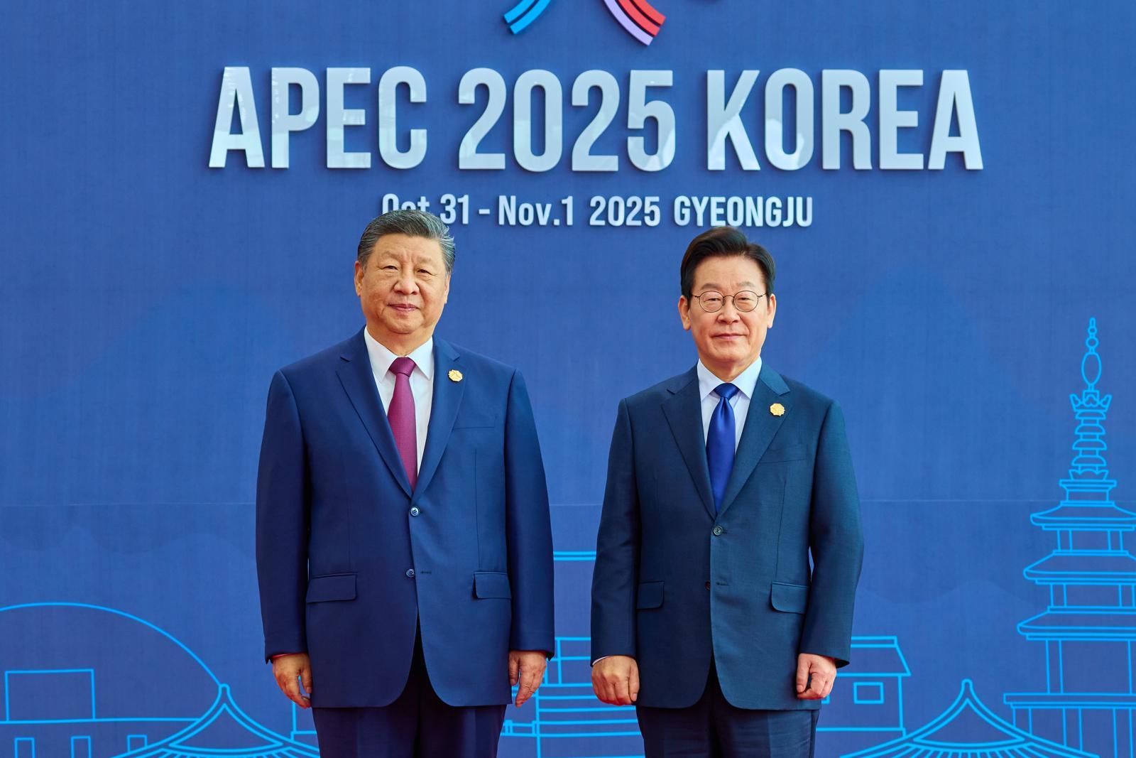 이재명 대통령이 31일 경북 경주화백컨벤션센터(HICO)에서 열린 ‘APEC 2025 KOREA’에 입장하는 시진핑 중국 국가 주석을 영접하고 있다. /2025.10.31 대통령실 제공