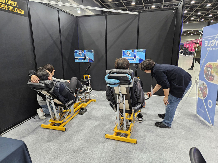 전시회장을 통해 라이클을 체험하는 참가자들 / 출처=운약근답올핏