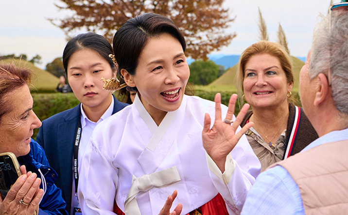 김혜경 여사가 30일 경북 경주 교촌마을에서 한복 입은 외국인 관광객들과 대화하고 있다. (사진=대통령실 제공) 2025.10.30.