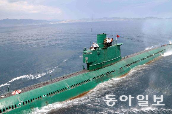 2014년 6월 17일 김정은은 동해에서 북한 잠수함 부대의 핵심 전력인 로미오급 잠수함에 탑승했다. 60여 년전의 설계로 제작된 잠수함은 한 눈에 봐도 고물로 보인다. 동아일보 자료사진