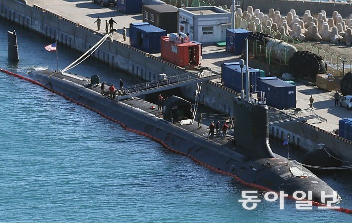 2023년 12월 17일 부산항에 입항한 미국의 최신형 버지니아급 핵잠수함 ‘미주리함SSN-780)’. 버지니아급 핵잠수함 한 척 건조비는 약 35억~40억 달러에 이른다. 동아일보 자료사진