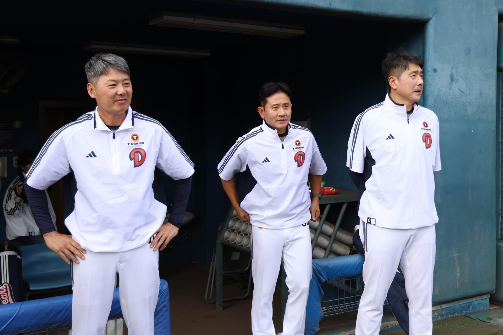 지난달부터 팀 지휘봉을 잡은 김원형 신임 감독, 손시헌 퀄리티컨트롤 코치, 홍원기 수석 코치(왼쪽부터). 두산 제공