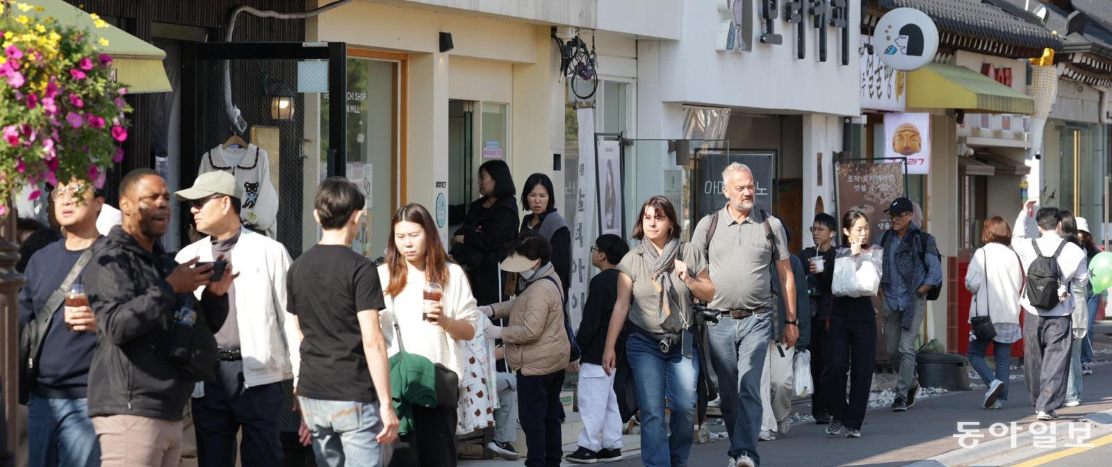 31일 경주시 황남동 ‘황리단길’은 기념품을 손에 든 외국인 관광객들로 붐볐다. 경주=박형기 기자 onehsot@donga.com