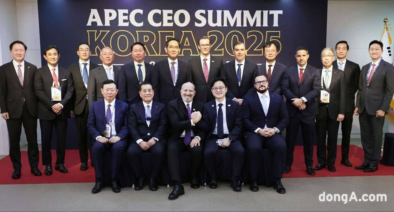 최윤범 고려아연 회장(왼쪽 2번째) 등 국내외 기업 총수들이 미국 상무부가 주도한 APEC CEO 서밋 한·미 비즈니스 라운드테이블에 참석한 후 기념사진을 촬영하고 있다.