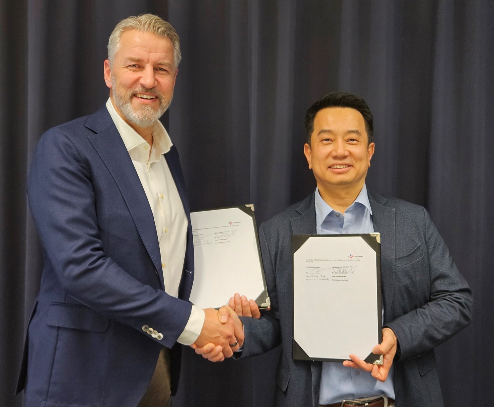 (오른쪽)정혁성 CJ제일제당 BMS(바이오소재) 본부장과 프레드릭 베리에고르 BIQ머티리얼즈 회장