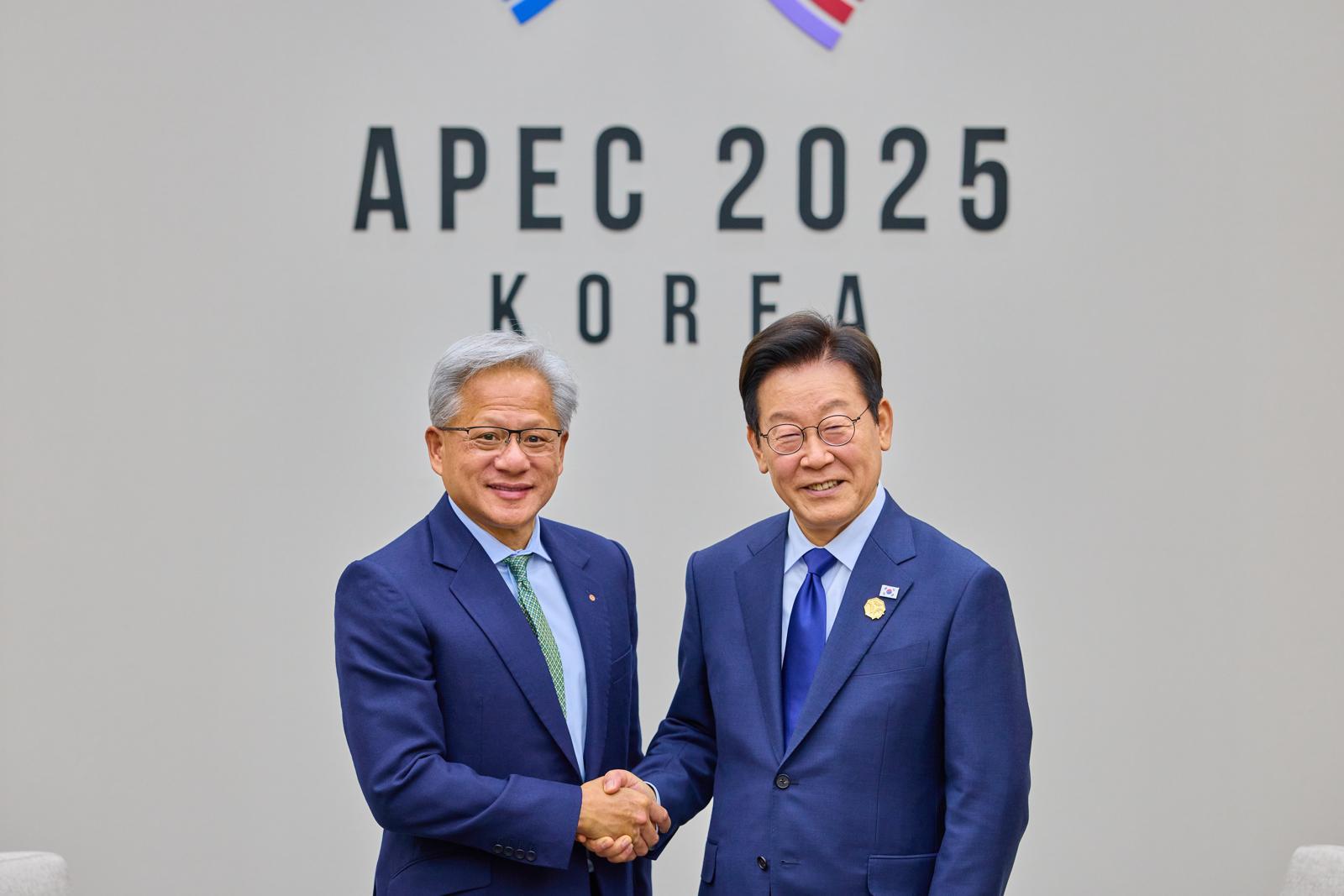젠슨 황 만난 李 “옛날 용산 전자상가 누볐듯 한국 전역 다녀달라”