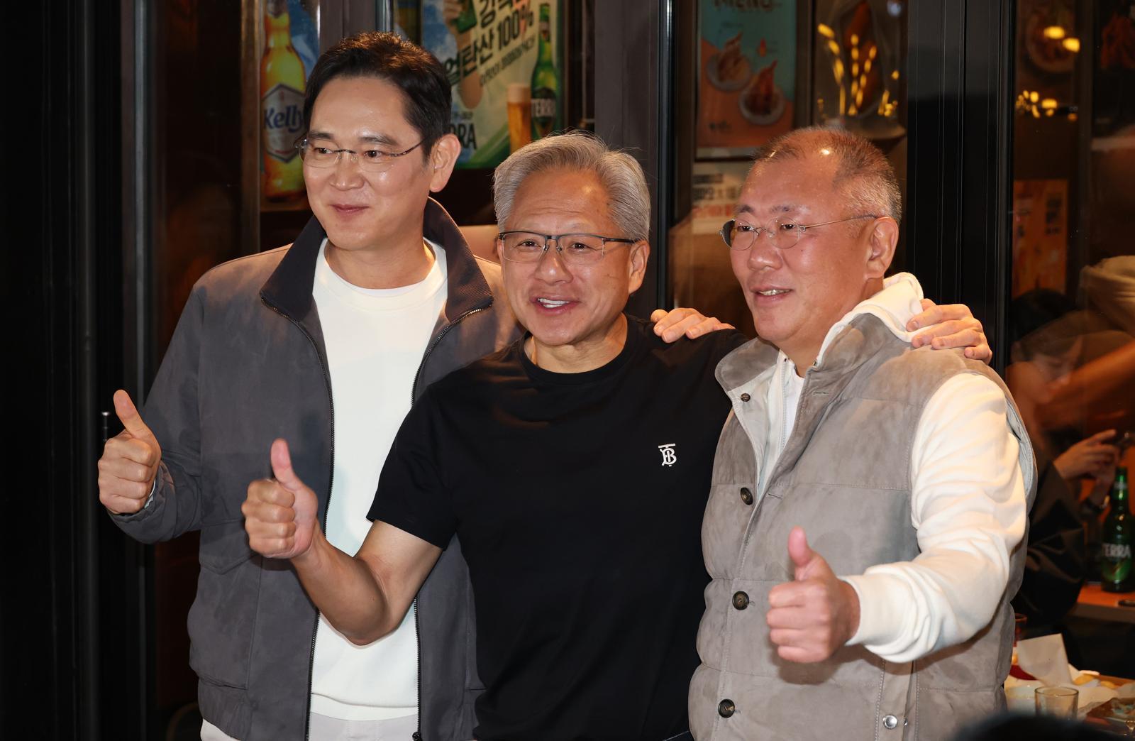 젠슨 황 엔비디아 최고경영자가 30일 서울 강남구 깐부치킨 삼성점에서 이재용 삼성전자 회장, 정의선 현대차그룹 회장과 함께 ‘치맥’ 회동 후 기념촬영을 하고 있다. 뉴스1
