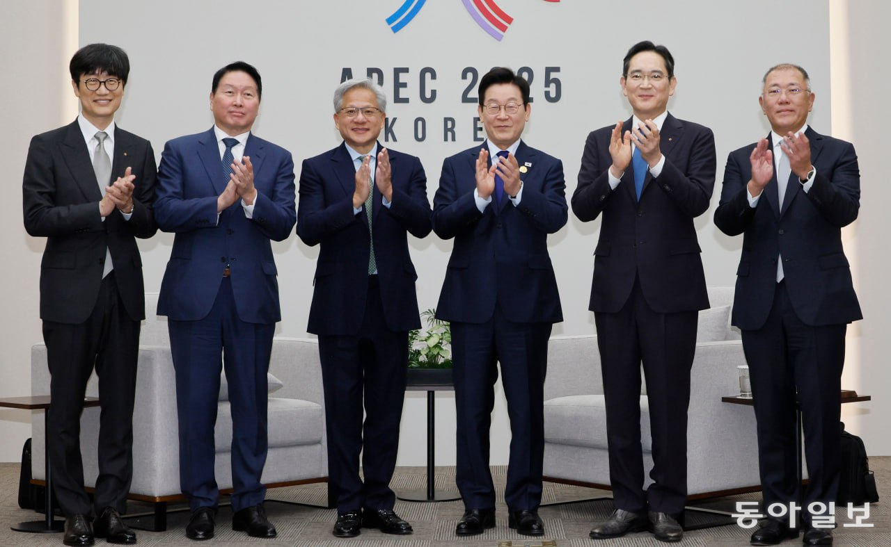 이재명 대통령이 31일 경북 경주화백컨벤션센터(HICO)에서 젠슨 황 엔비디아(NVIDIA) 대표를 접견하며 참석자들과 기념촬영을 하고 있다. 왼쪽부터 이해진 네이버 이사회 의장, 최태원 SK그룹 회장, 젠슨 황 엔비디아(NVIDIA) 대표, 이 대통령, 이재용 삼성전자 회장, 정의선 현대자동차그룹 회장. 경주= 송은석 기자 silverstone@donga.com