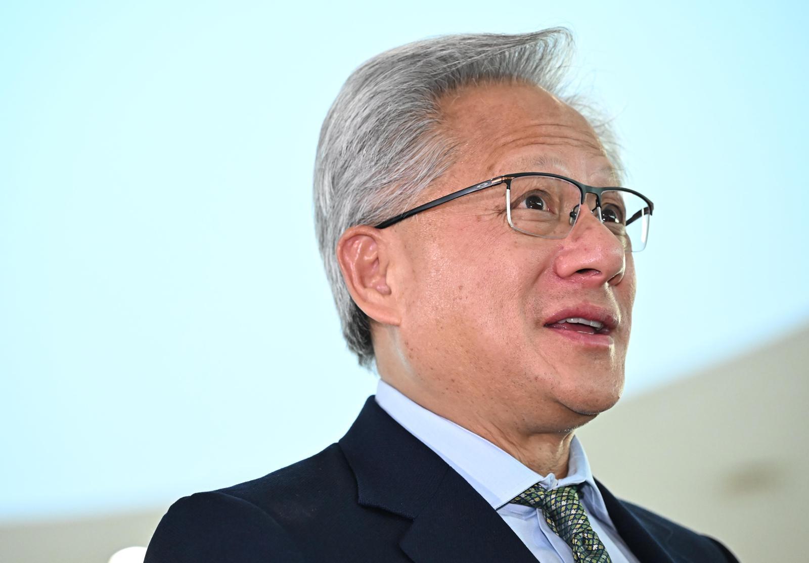 (경주=뉴스1) 김민지 기자 = 젠슨 황 엔비디아 CEO가 31일 경북 경주시 경주예술의전당에서 열린 아시아태평양경제협력체(APEC) CEO 서밋에 참석해 최태원 대한상의 회장과 환담 후 취재진의 질문에 답하고 있다. (공동취재) 2025.10.31/뉴스1