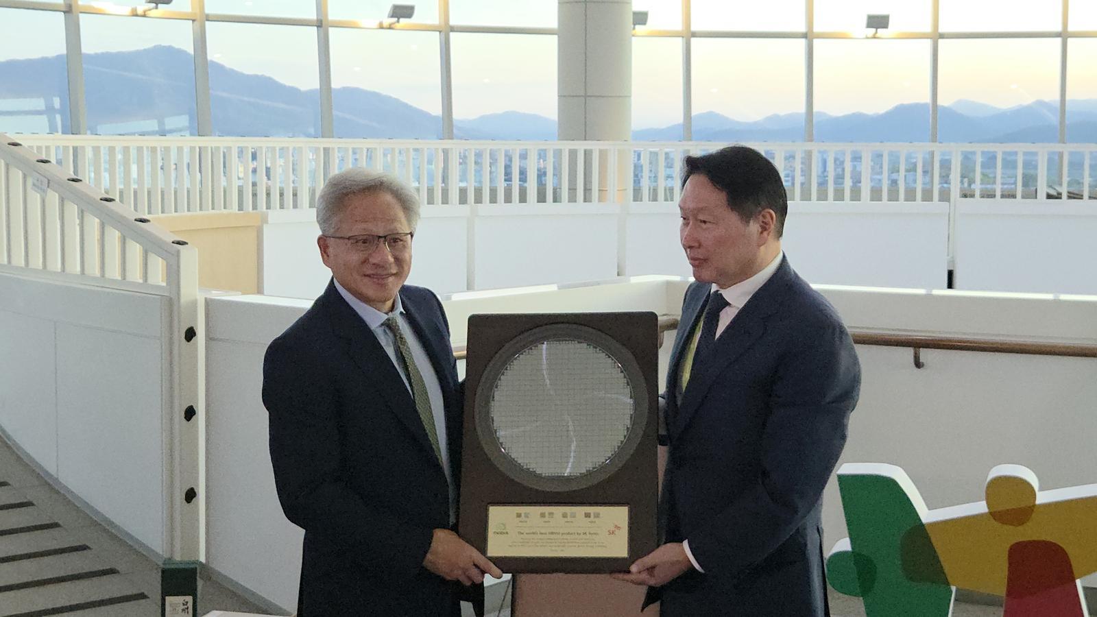 최태원 SK그룹 회장이 31일 젠슨 황 엔비디아 CEO에게 선물을 전달했다.  2025.10.31 뉴스1
