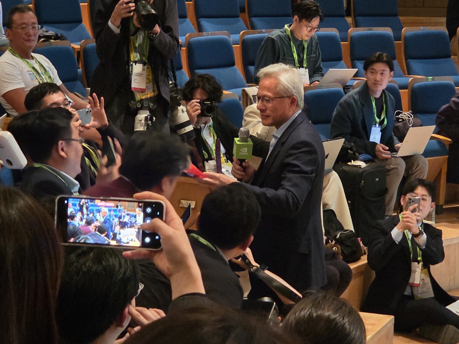 31일 경주 예술의전당 원당홀에서 열린 엔비디아 기자간담회에서 젠슨 황 엔비디아 CEO가 기자들에게 빼빼로를 나눠주고 있다. 2025.10.31/뉴스1