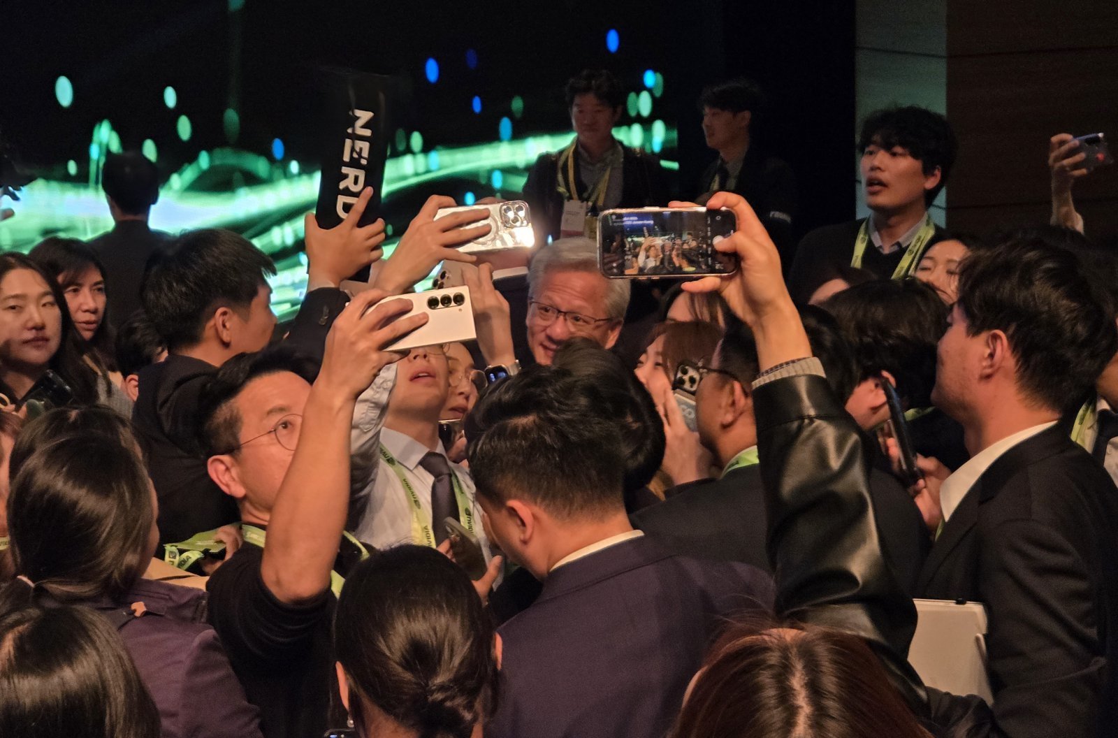 31일 경주 예술의전당 원당홀에서 열린 엔비디아 기자간담회에서 젠슨 황 엔비디아 CEO가 셀카를 찍으려는 기자들에게 둘러싸여 있다. 2025.10.31/뉴스1