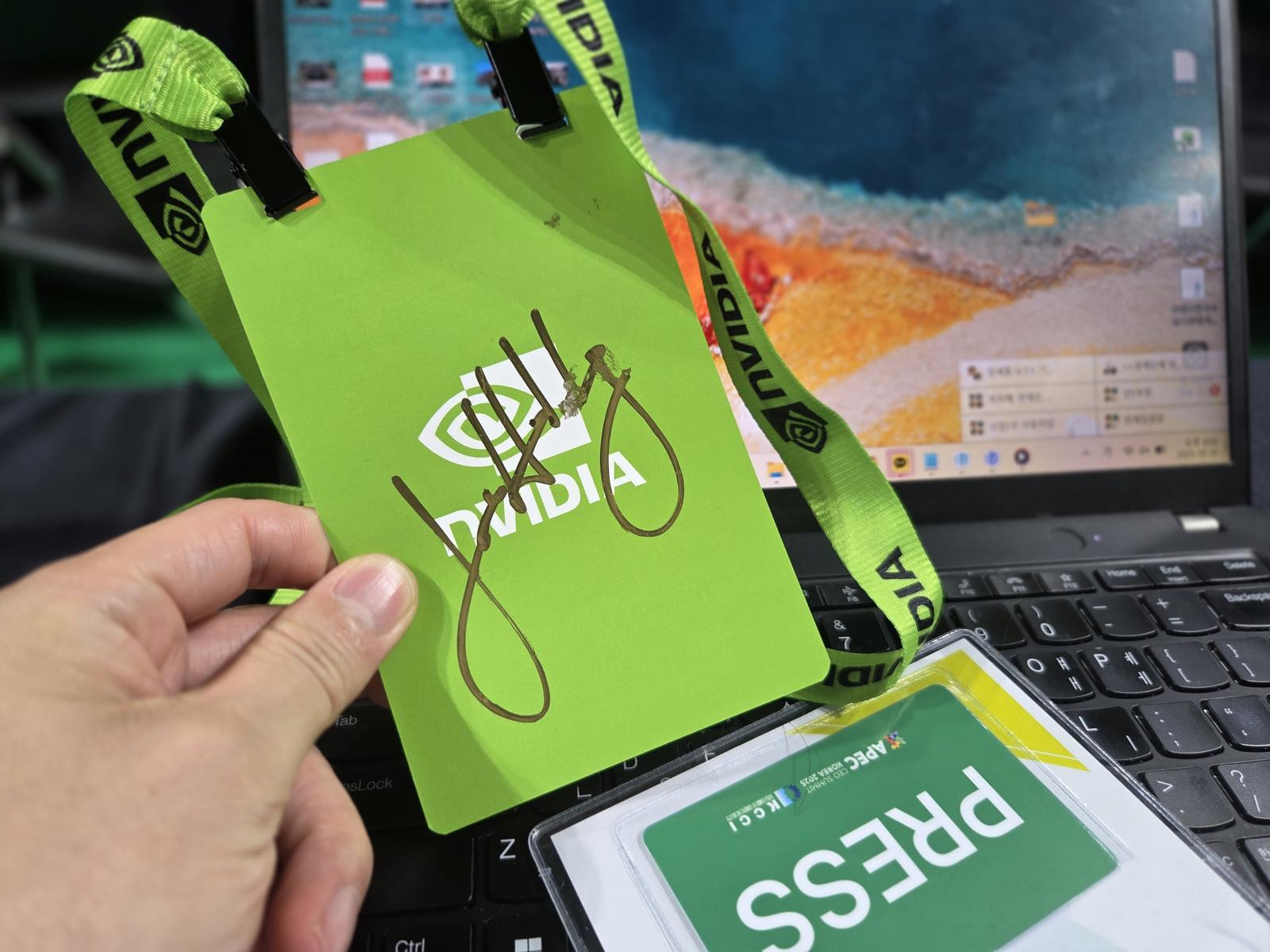 31일 경주 예술의전당 원당홀에서 열린 젠슨 황 엔비디아 CEO 기자간담회에서 받은 젠슨 황 CEO의 사인. 2025.10.31/뉴스1