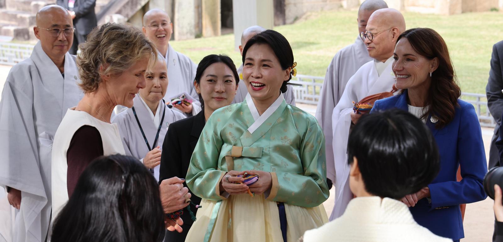 31일 김혜경 여사(가운데)는 불국사에서 APEC 정상 배우자 초청 문화 행사를 열고 한복 차림으로 6개국 정상 배우자들을 맞이했다. APEC 2025 KOREA 제공