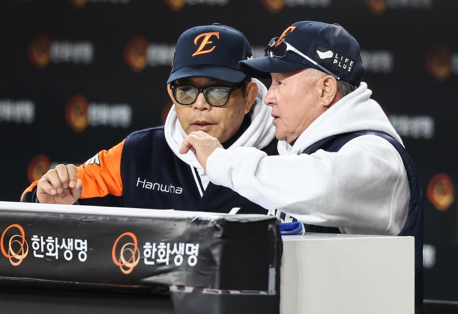 31일 대전 한화생명볼파크에서 열린 프로야구 2025 신한 SOL뱅크 KBO 포스트시즌 한국시리즈 5차전 LG 트윈스와 한화 이글스의 경기, 한화 김경문 감독이 양상문 투수코치와 대화를 나누고 있다. 2025.10.31 뉴스1