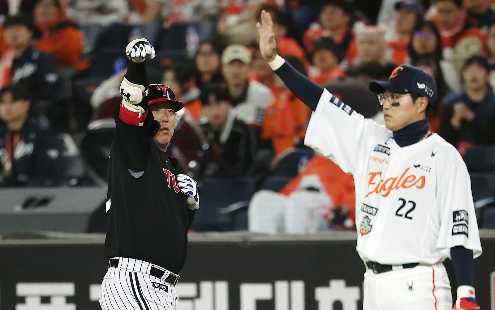 31일 대전 한화생명볼파크에서 열린 프로야구 2025 신한 SOL뱅크 KBO 포스트시즌 한국시리즈 5차전 LG 트윈스와 한화 이글스의 경기, LG 김현수가 6회초 1사 2루 상황 적시타를 친 뒤 세리머니를 하고 있다. 2025.10.31 뉴스1