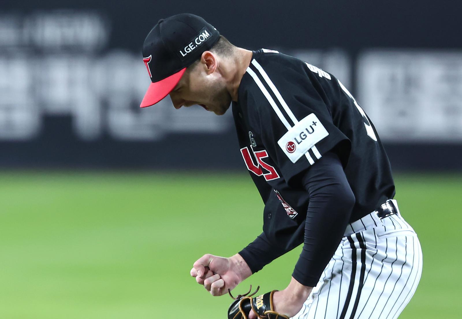 31일 대전 한화생명볼파크에서 열린 프로야구 2025 신한 SOL뱅크 KBO 포스트시즌 한국시리즈 5차전 LG 트윈스와 한화 이글스의 경기, LG 선발투수 톨허스트가 7회말을 무실점으로 마치고 포효하고 있다. 2025.10.31 뉴스1