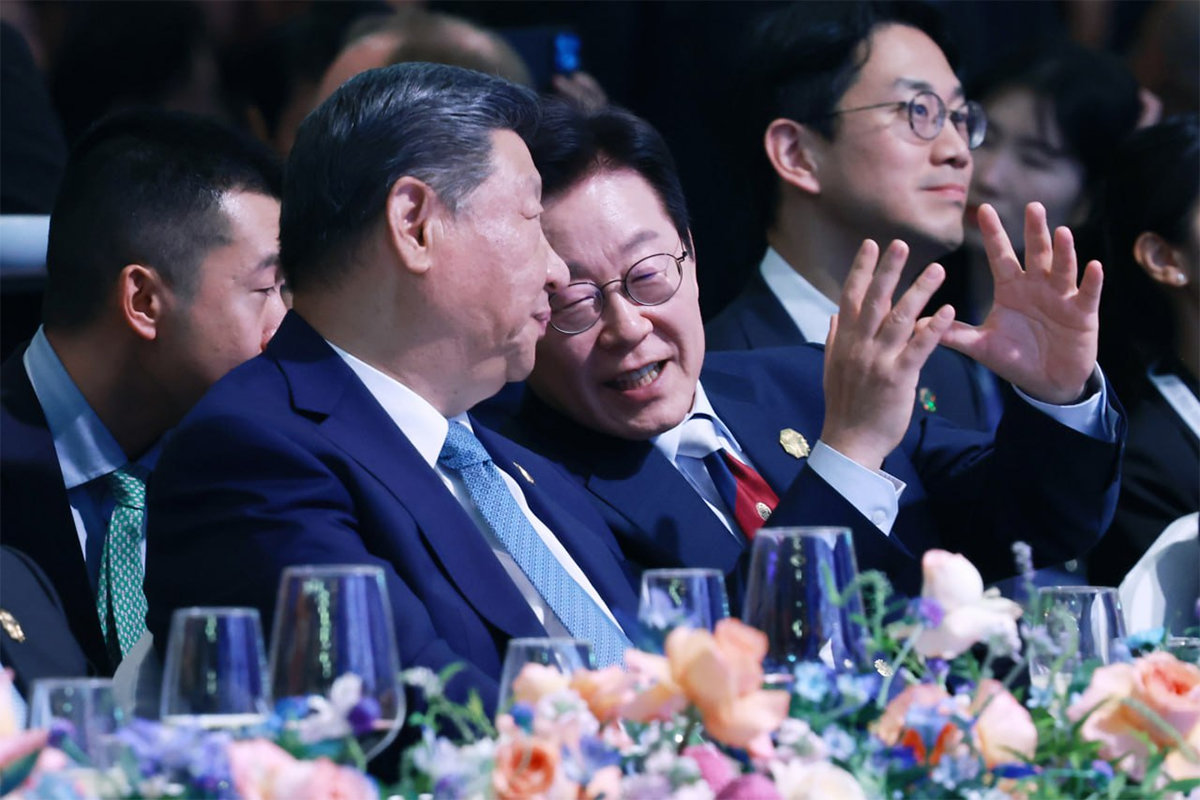 이재명 대통령과 시진핑 중국 국가주석이 31일 경북 경주시 라한셀렉트호텔에서 열린 2025 아시아태평양경제협력체(APEC) 정상회의 환영 만찬에서 문화 공연을 관람하고 있다. APEC 2025 KOREA 제공