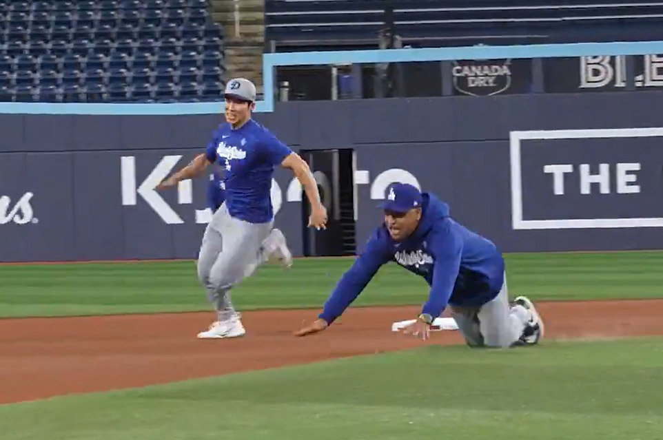 로버츠 감독, 김혜성과 달리기 시합하다 ‘꽈당’ 데이브 로버츠 LA 다저스 감독(오른쪽)이 토론토와의 미국프로야구 메이저리그 월드시리즈 6차전을 하루 앞둔 31일 토론토 로저스 센터에서 훈련 중이던 김혜성과 달리기 시합을 하다 넘어지고 있다. 1루 베이스에서 출발한 김혜성보다 10여 m 앞에서 출발한 로버츠 감독은 몇 걸음 지나지 않아 따라잡혔다. LA 다저스 X 영상 캡처