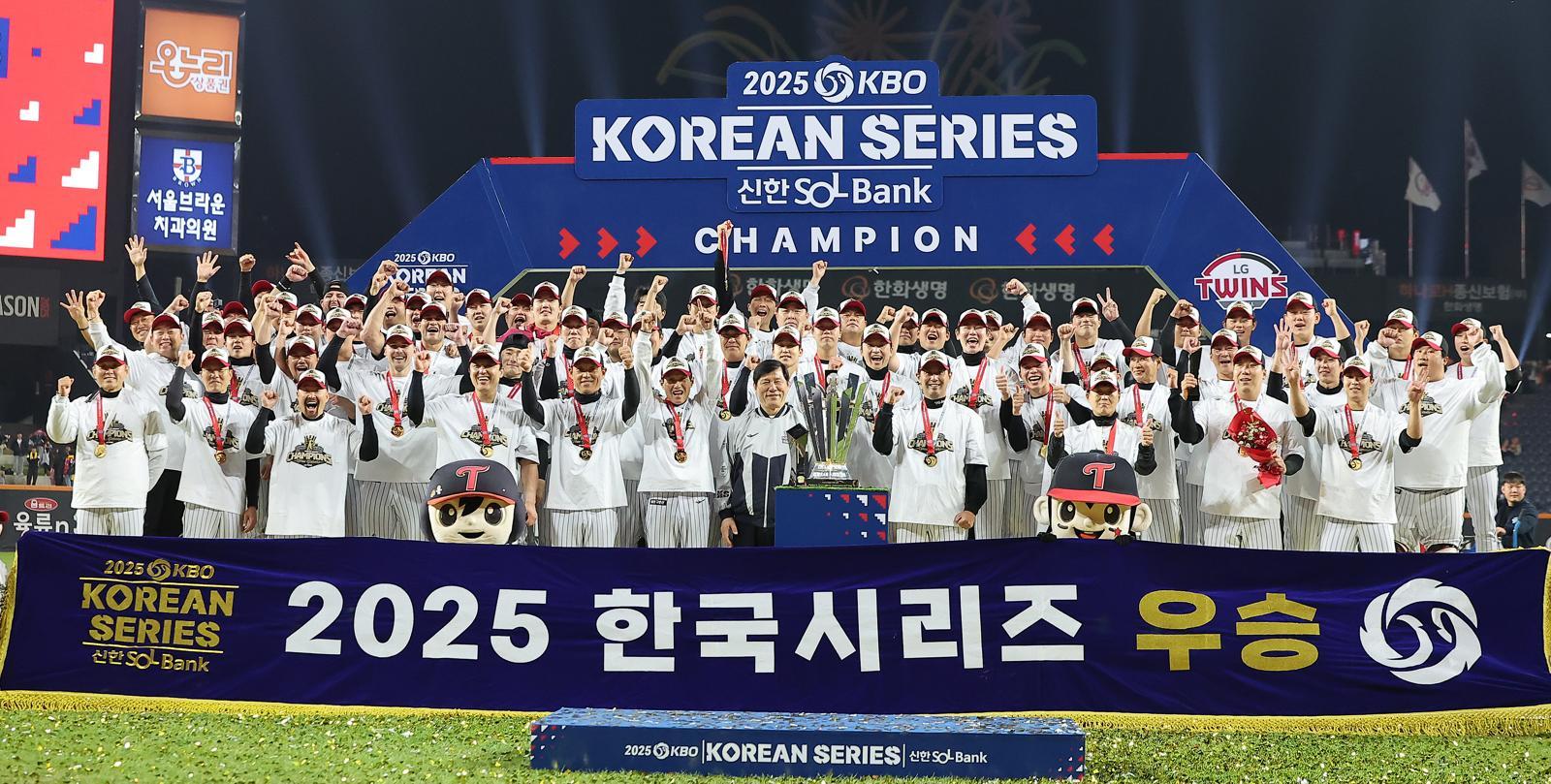 31일 대전 한화생명볼파크에서 열린 프로야구 2025 신한 SOL뱅크 KBO 포스트시즌 한국시리즈 5차전 LG 트윈스와 한화 이글스의 경기, 4대1 승리를 거두며 2년 만에 통합우승을 달성한 LG 선수단이 기념 촬영을 하고 있다. 2025.10.31/뉴스1