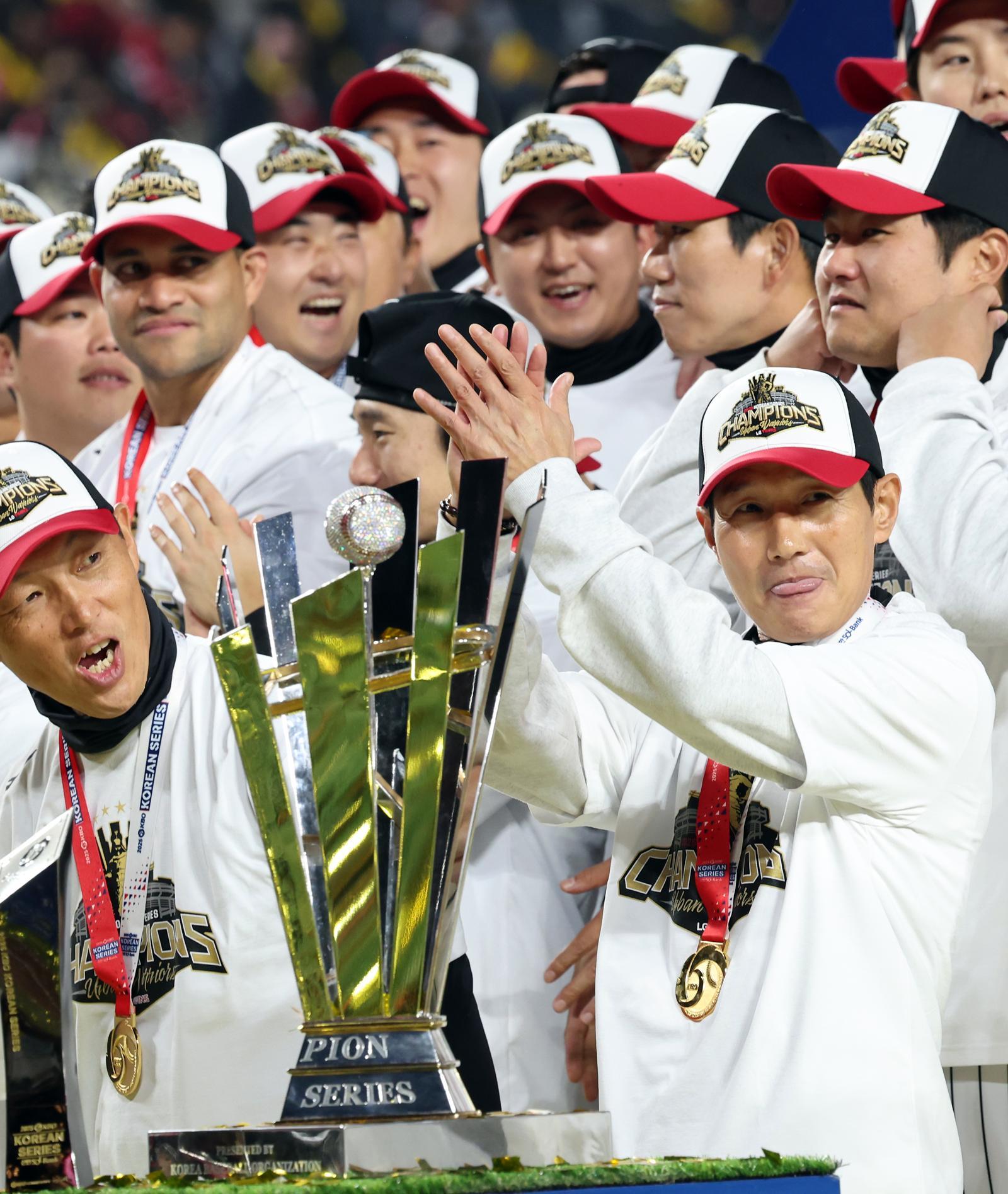 31일 대전 중구 한화생명볼파크에서 염경엽 LG트윈스 감독이 우승 트로피 앞에서 박수치고 있다. 2025.10.31. 대전=뉴시스