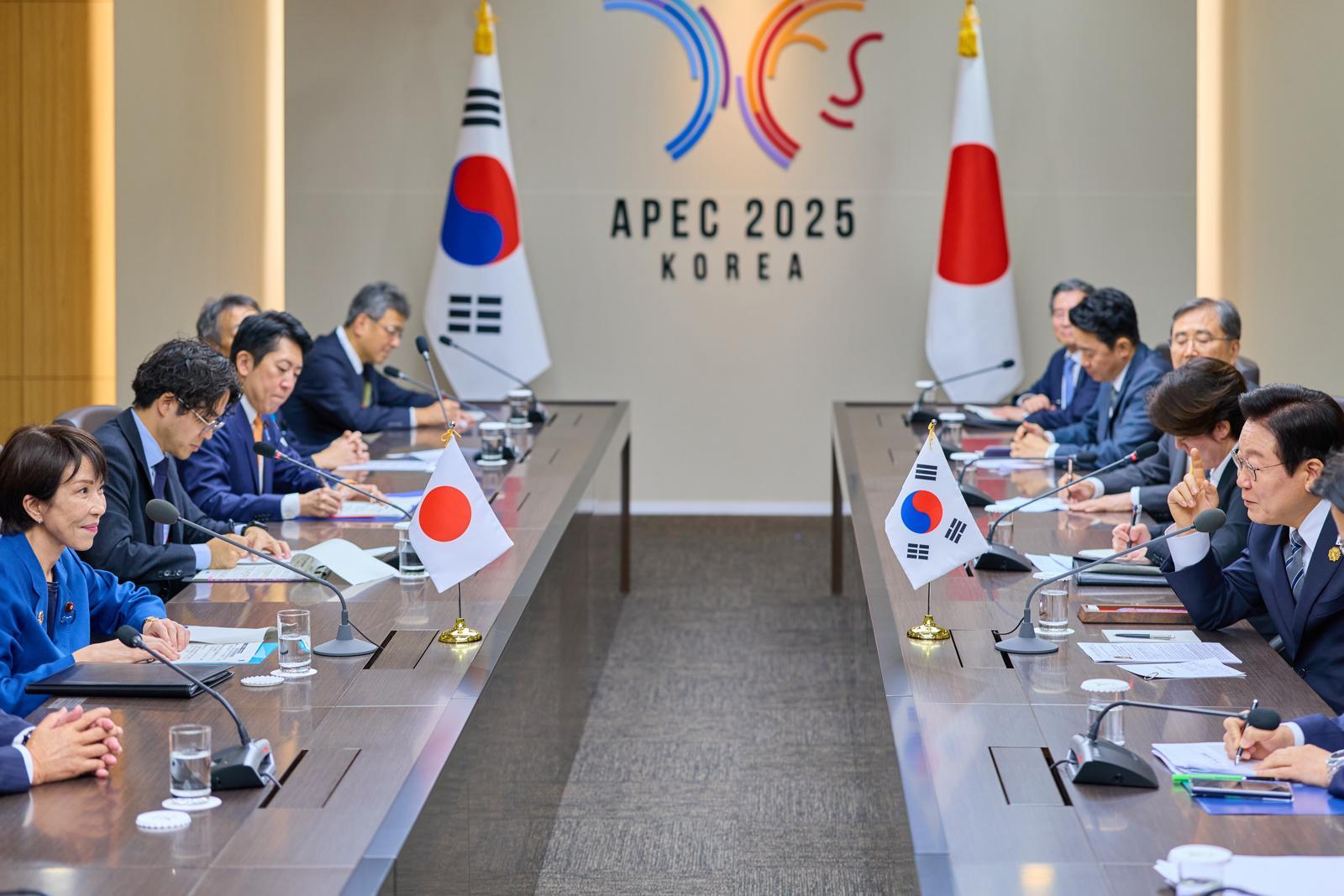 이재명 대통령이 30일 경북 경주 APEC 정상회의장에서 다카이치 사나에 일본 총리와 한-일본 정상회담을 하고 있다. 2025.10.30. 대통령실제공