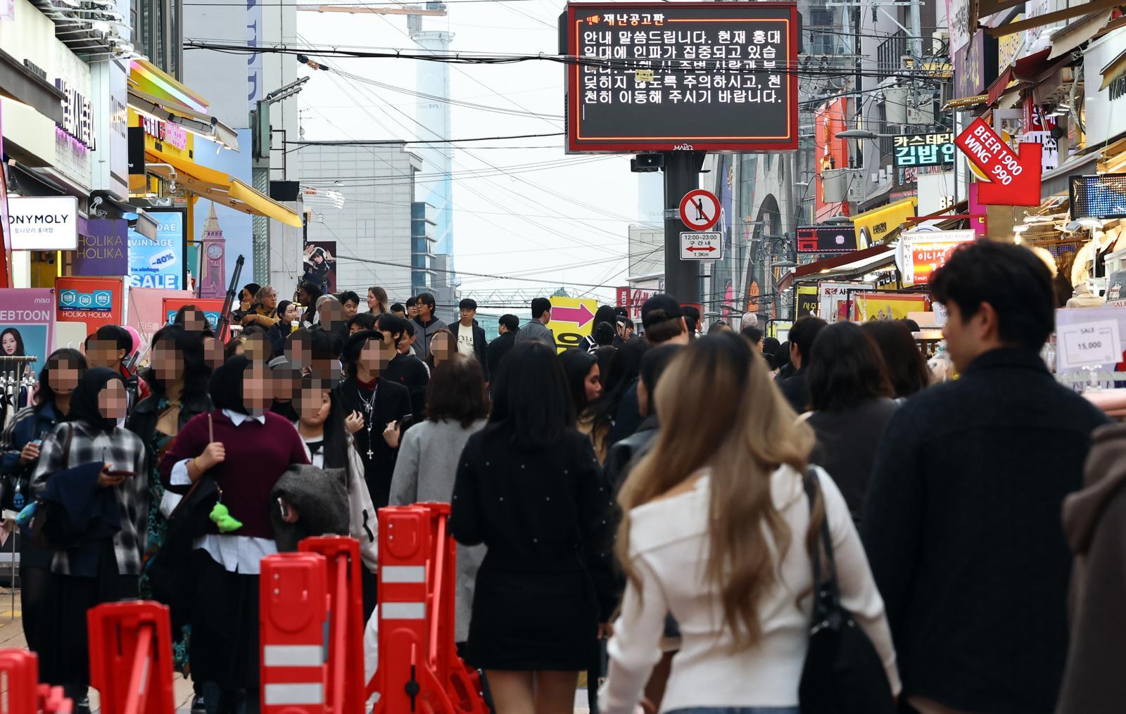 핼러윈 데이인 31일 서울 마포구 홍대 거리가 인파로 붐비고 있다. 2025.10.31. 뉴시스