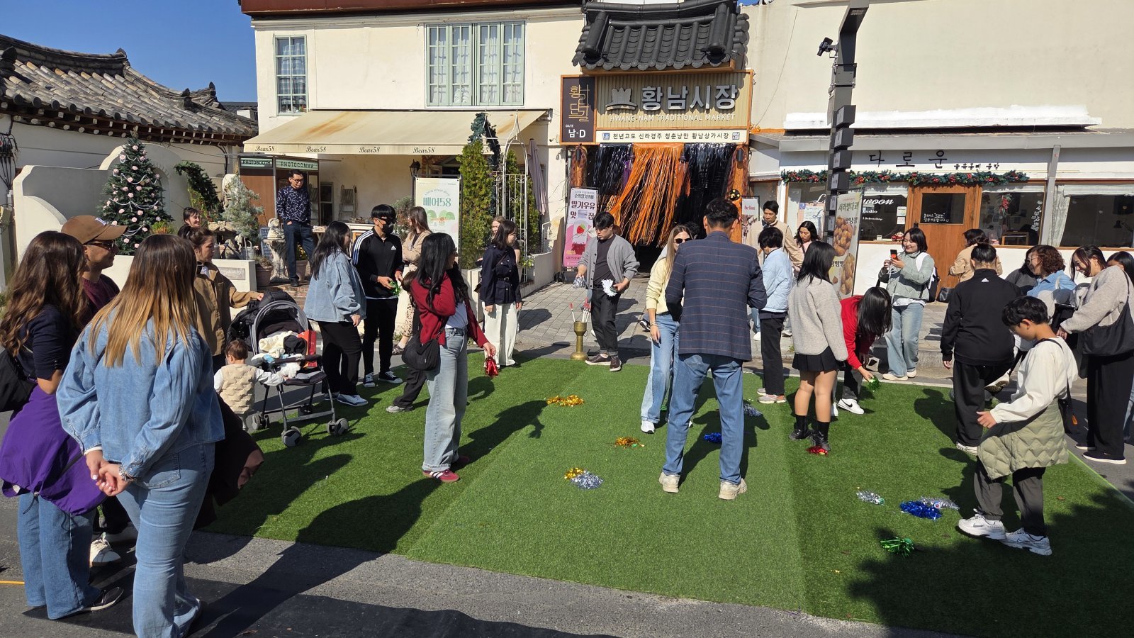 31일 경북 경주의 대표 관광지인 황리단길에서 관광객들이 재기차기를 하고 있다. 2025.10.31 뉴스1