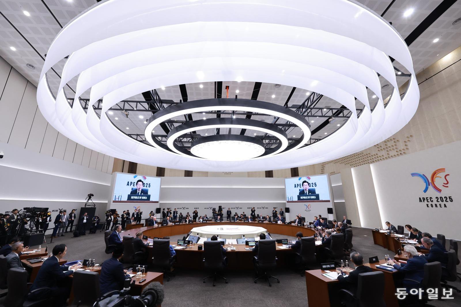 이재명 대통령이 1일 경주화백컨벤션센터(HICO)에서 열린 2025 아시아태평양경제협력체(APEC) 정상회의 제2세션을 주재하고 있다. 경주=송은석 기자 silverstone@donga.com