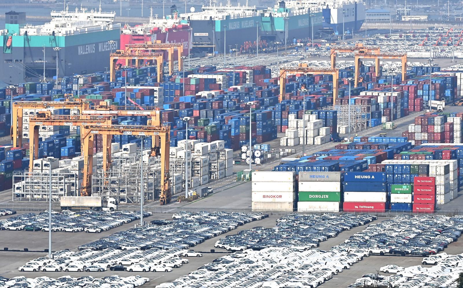 30일 경기 평택시 포승읍 평택항에 수출입 컨테이너가 쌓여 있다.   한미 정상회담을 계기로 양국간 관세협상이 타결됨에 따라 미국은 우리나라에 대한 상호관세를 15%로 유지하고 자동차 및 부품 관세도 현행 25%에서 15%로 인하하기로 했다. 2025.10.30 뉴시스