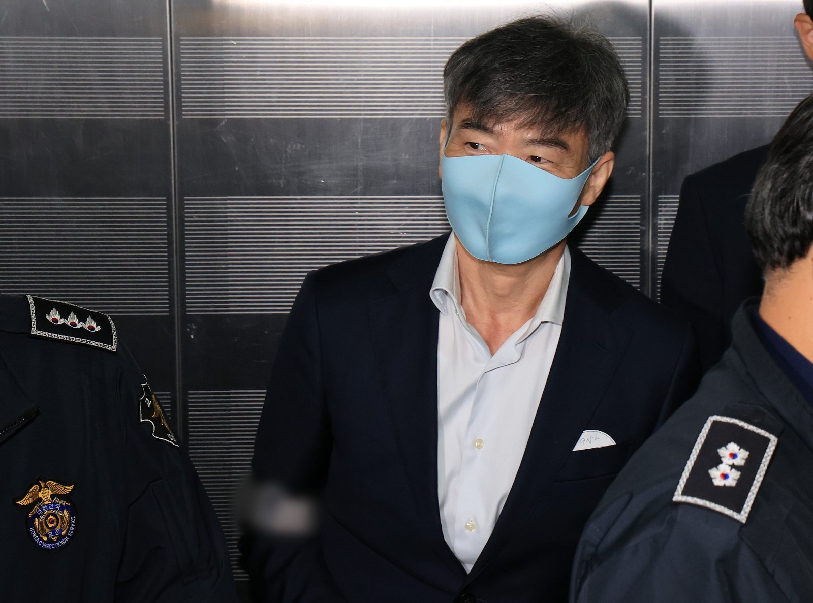 임성근 전 해병대1사단장 구명 로비 의혹에 연루된 이종호 전 블랙펄인베스트 대표가 1일 서울 서초구 순직해병 특검 사무실에 피의자 신분으로 조사를 받기 위해 출석하고 있다. 2025.11.1 뉴스1