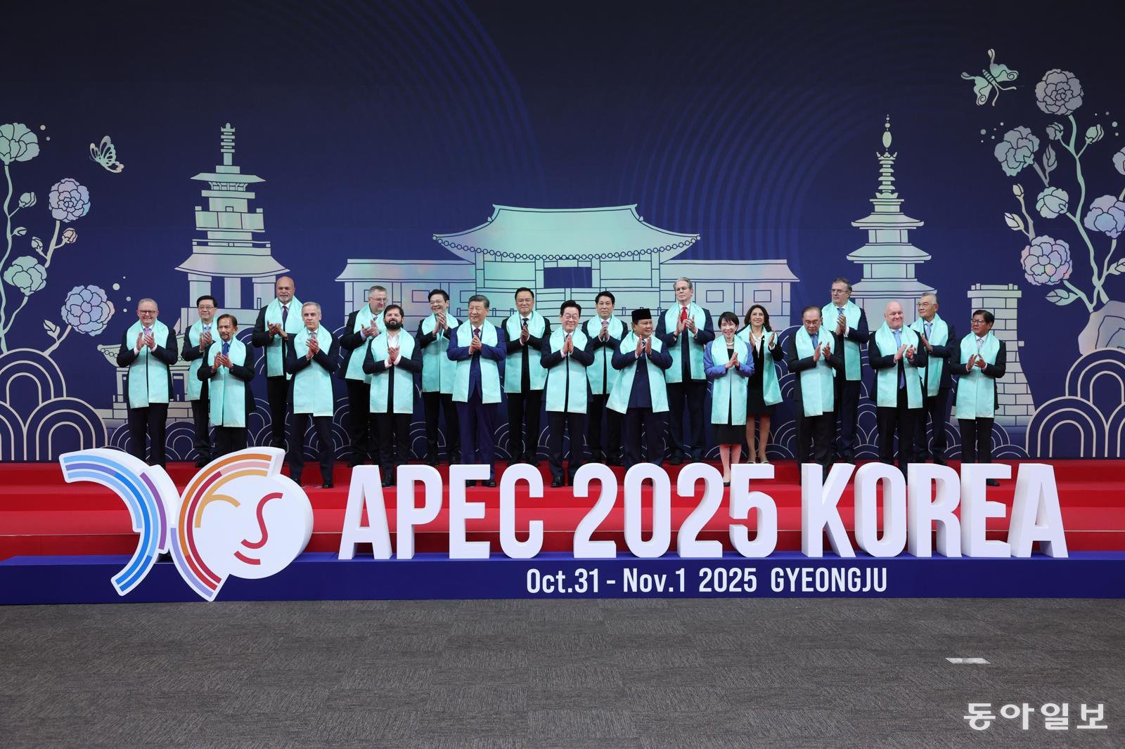 이재명 대통령이 1일 경북 경주화백컨벤션센터에서 APEC 정상회의에 참석한 각국 정상들과 전통한복 목도리를 하고 단체 기념촬영을 하고 있다. 목도리에는 APEC 정상회의 엠블럼과 한글 자음 모음이 금박으로 새겨져 있다. 앞줄 오른쪽부터 페르디난드 마르코스 필리핀 대통령, 크리스토퍼 럭슨 뉴질랜드 총리, 안와르 이브라힘 말레이시아 총리, 다카이치 사나에 일본 총리, 프라보 수비안토 인도네시아 대통령, 이재명 대통령, 시진핑 중국 국가주석, 가브리엘 보리치 칠레 대통령, 마크 카니 캐나다 총리, 하사날 볼키아 브루나이 국왕, 앤서니 앨버니지 호주 총리, 뒷줄 오른쪽부터 린신이 대만 타이와니아 캐피털 회장, 마르셀로 루이스 에브라르드 카사우본 멕시코 경제부 장관, 테레사 메라 고메스 페루 통상관광부 장관, 스콧 베센트 미국 재무부 장관, 르엉 끄엉 베트남 국가주석, 아누틴 찬위라꾼 태국 총리, 로런스 웡 싱가포르 총리, 알렉세이 오베르축 러시아 부총리, 존 로쏘 파푸아뉴기니 부총리, 존리 홍콩 행정장관. 경주=송은석 기자 silverstone@donga.com