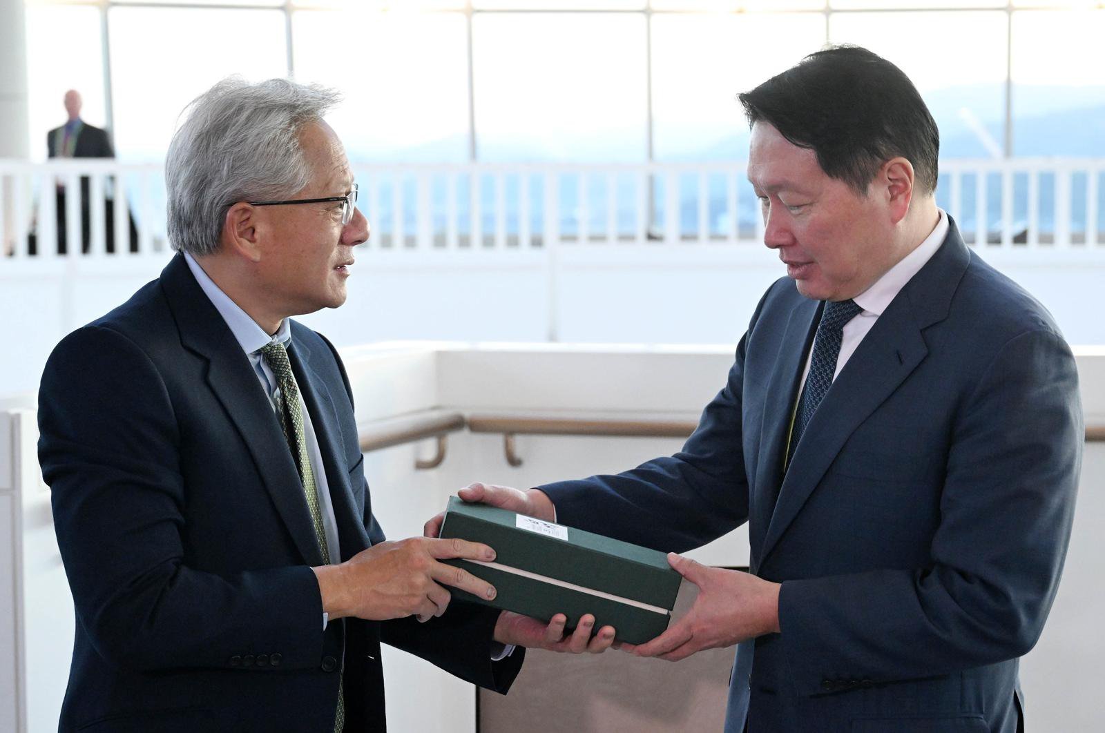 [경주=뉴시스] 젠슨 황 엔비디아 CEO가 31일 경북 경주시 경주예술의전당에서 열린 아시아태평양경제협력체(APEC) CEO 서밋에 참석해 최태원 대한상의 회장과 만나 위스키는 하쿠슈 25년을 선물하고 있다. (공동취재) 2025.10.31. photo@newsis.com