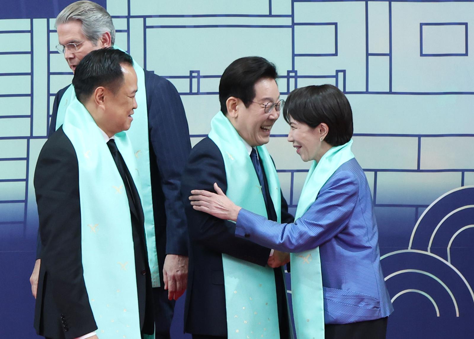 이재명 대통령이 1일 경주화백컨벤션센터(HICO)에서 열린 2025 아시아태평양경제협력체(APEC) 정상회의 기념촬영에서 다카이치 사나에 일본 총리와 인사하고 있다. 2025.11.1. 대통령실사진기자단