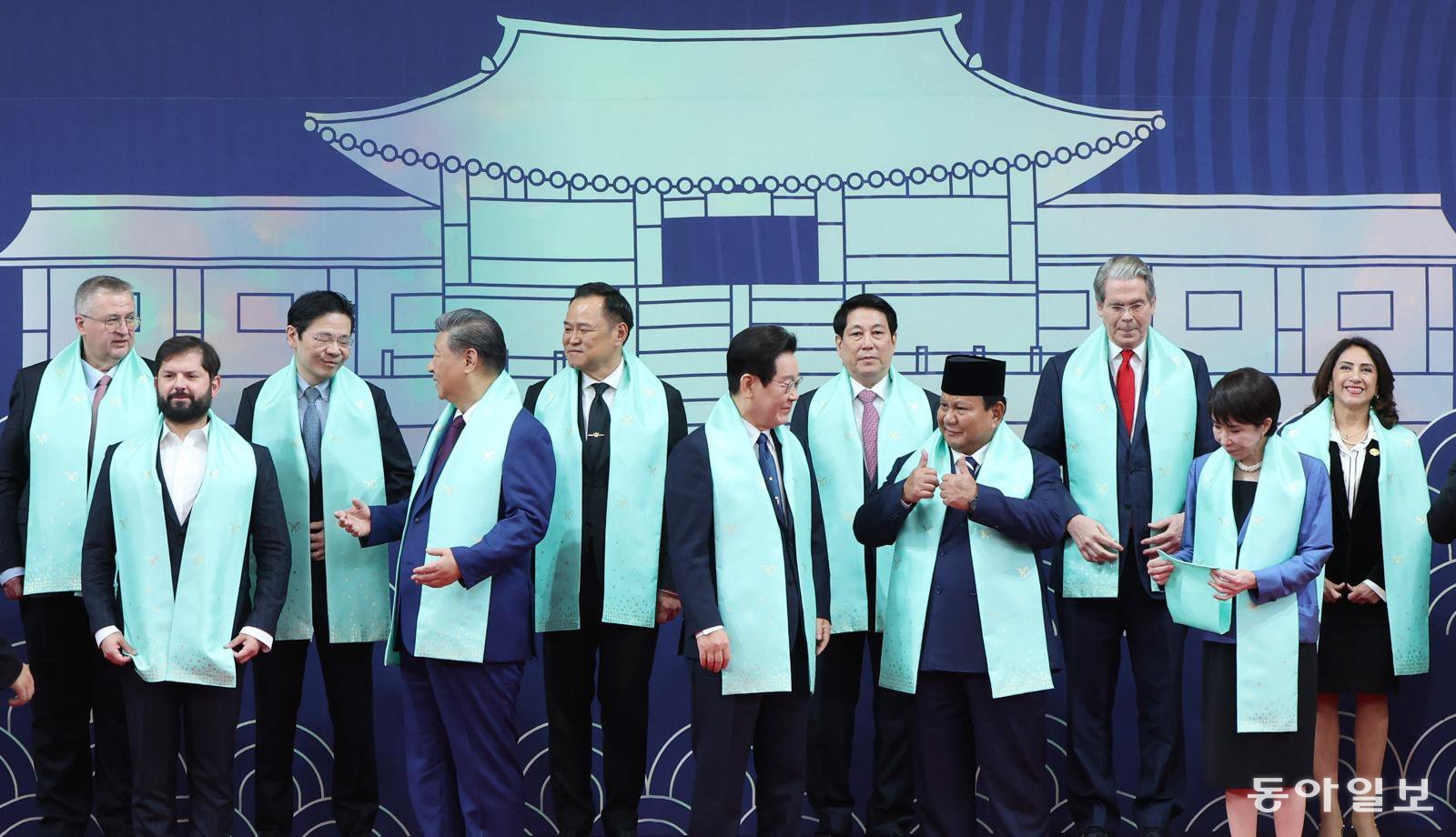 이재명 대통령이 1일 경북 경주화백컨벤션센터에서 APEC 정상회의에 참석한 각국 정상들과 전통한복 목도리를 하고 단체 기념촬영을 준비하고 있다. 목도리에는 APEC 정상회의 엠블럼과 한글 자음 모음이 금박으로 새겨져 있다. 경주=송은석 기자 silverstone@donga.com