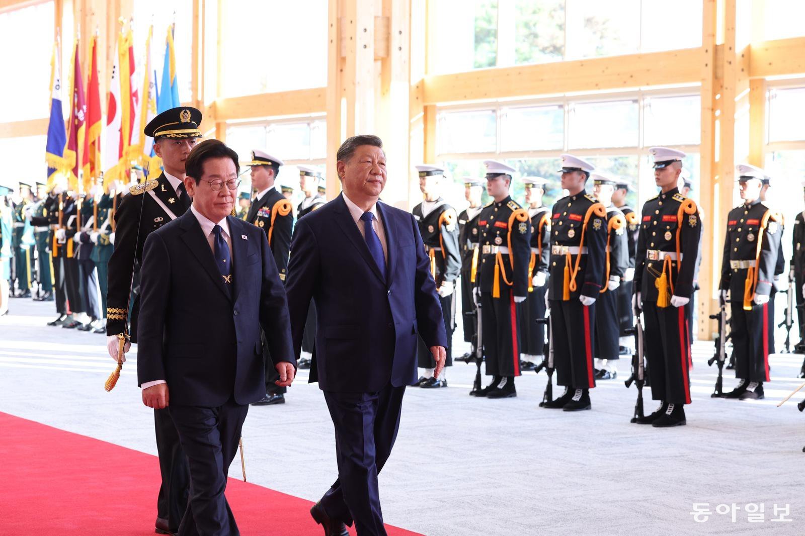 이재명 대통령과 국빈 방한한 시진핑 중국 국가주석이 1일 경북 경주 국립경주박물관에서 열린 공식환영식에서 참석해 있다. 경주=송은석 기자 silverstone@donga.com