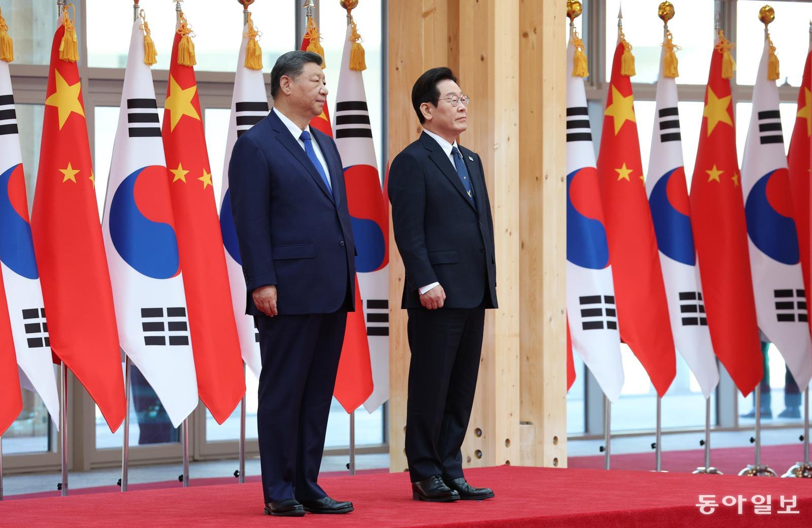 이재명 대통령과 국빈 방한한 시진핑 중국 국가주석이 1일 경북 경주 국립경주박물관에서 열린 공식환영식에서 참석해 있다. 경주=송은석 기자 silverstone@donga.com