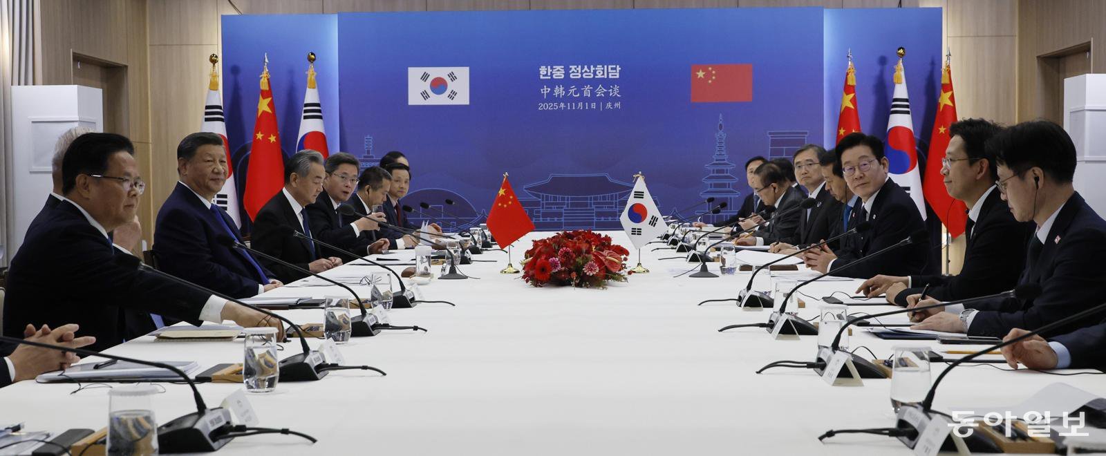 이재명 대통령과 시진핑 중국 국가주석이 1일 경북 경주 국립경주박물관에서 한중 정상회담을 갖고 있다. 경주=송은석 기자 silverstone@donga.com