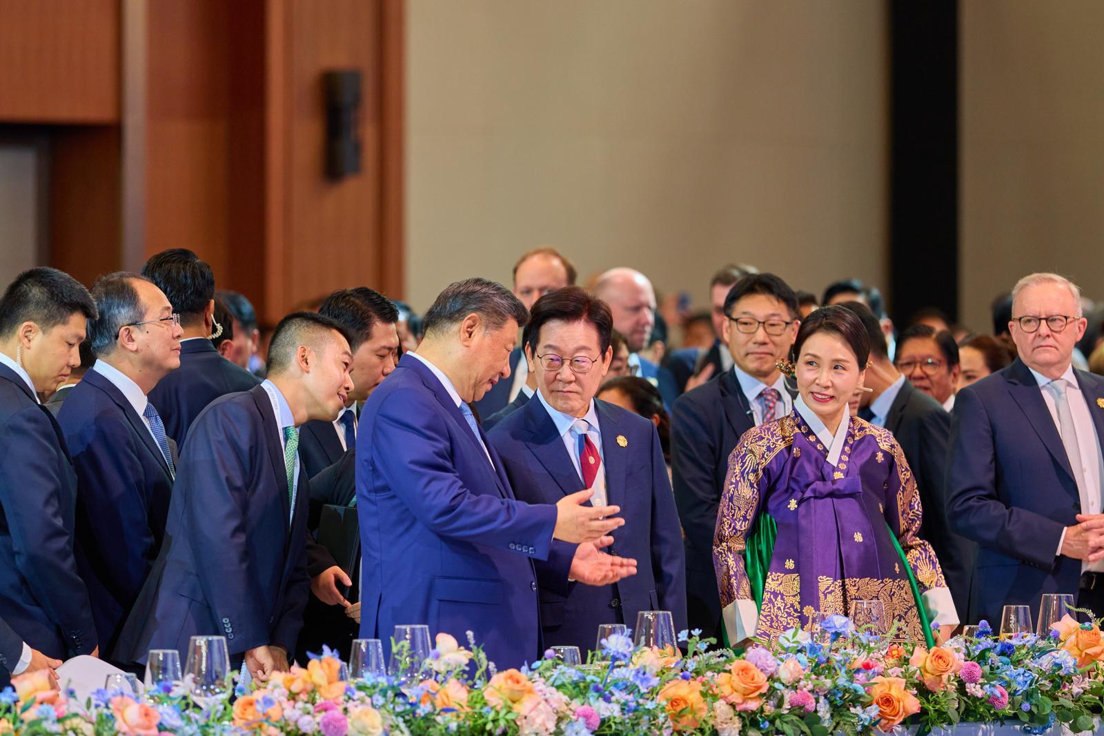 이재명 대통령과 시진핑 중국 국가주석이 지난 31일 경북 경주시 라한셀렉트호텔에서 열린 2025 아시아태평양경제협력체(APEC) 정상회의 만찬에서 대화를 하고 있다. 2025.11.1. 대통령실 제공